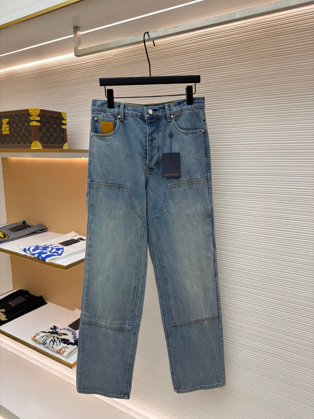 LOUIS VUITTON distressed washed blue denim trousers ●Original version: purchased and developed at 11999 ●Item number: 1682235-B15 ●Fabric: pure cotton denim ●Technology: laser cutting ●Color: blue ●Type: fitted version ●Weight: about 920 grams ●Size: 28-30-32-34-36 ●Description: Made of high-quality pure cotton denim, the fabric material ensures classic denim texture, durability and breathability. Classic washed colors are achieved through professional industrial washing processes. The function of washing is to soften the fabric and eliminate the stiffness of new cloth; by controlling the degree of fading, it can form a layered retro blue tone; and at the same time, it can prevent the garment from shrinking significantly in the future. The calm topstitching contrasts with the fabric but is not too knotty in stitching color to highlight the stitching structure and enhance the workwear style. The back pocket is top-stitched with the word LV: the logo on the chest pocket is embroidered by stitches, and the embroidery stitches are closely connected and evenly arranged in straight lines. Its function is to outline the outline of the logo in a delicate and extremely strong way. The edges are neat, wear-resistant and durable, and are in line with the functional attributes of workwear. Nubuck leather logo patch: High-quality nubuck leather is laser-cut and embossed with the brand logo and sewn on the back of the pants. What it does is introduce a luxuriously soft touch that creates a premium contrast with stiff denim. The ticket bag is equipped with a logo patch, which fixes the brand leather logo on this small pocket and becomes a refined identity embellishment. Pearlescent effect buttons and rivets: Replace the metal hardware of traditional workwear with fasteners with a warm pearlescent effect. Its function is to enhance the sophistication and uniqueness of the piece in the details, while retaining the functional rivet reinforcement. The overall wiring is straight and delicate, the fabric is comfortable and soft, and the color is consistent without color difference. It can be matched with the same style to create a fashionable look and control various occasions. Customized accessories, complete with three standards, same style for men and women!
